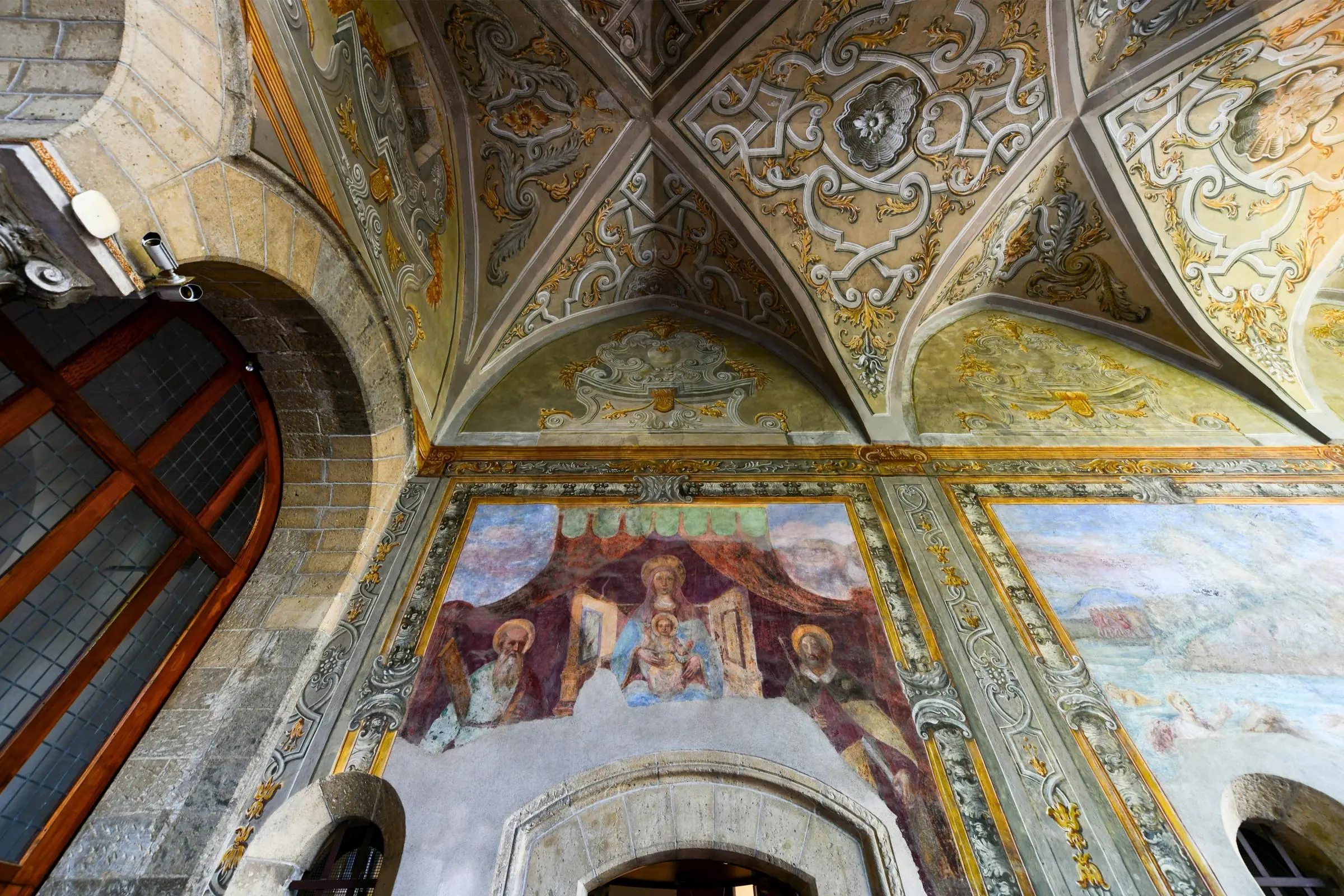 17th-century frescoes in the ambulatory